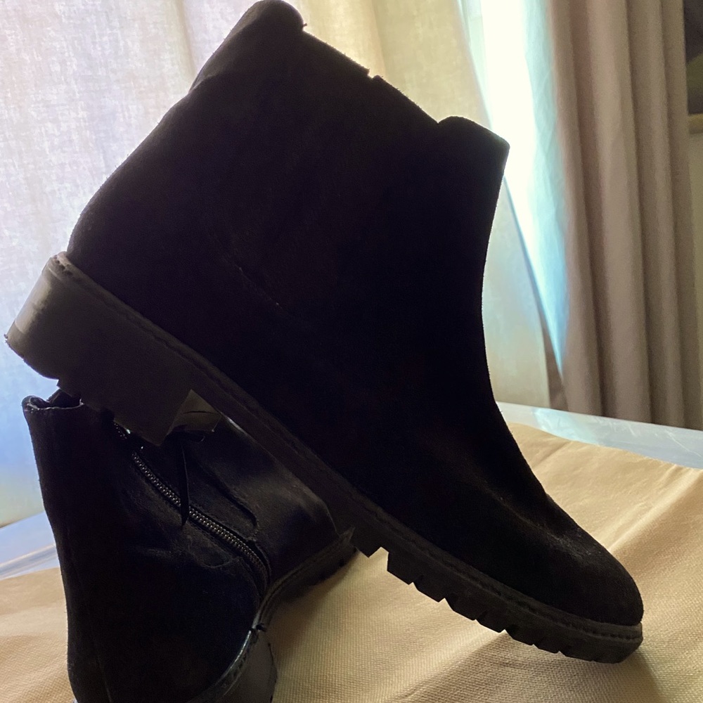 Stuart Weitzman 8 Black Suede Ankle boot.